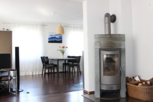 Hier sehen Sie das Wohnzimmer von Ferienwohnung Fischach